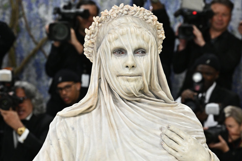 Heidi Klum, känd för sina spektakulära utklädnader under halloween, var en marmorstaty under Met-galan.