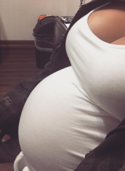 Kim Kardashian bjuder på en gravidselfie. Kim Kardashian bjuder på en gravidselfie.