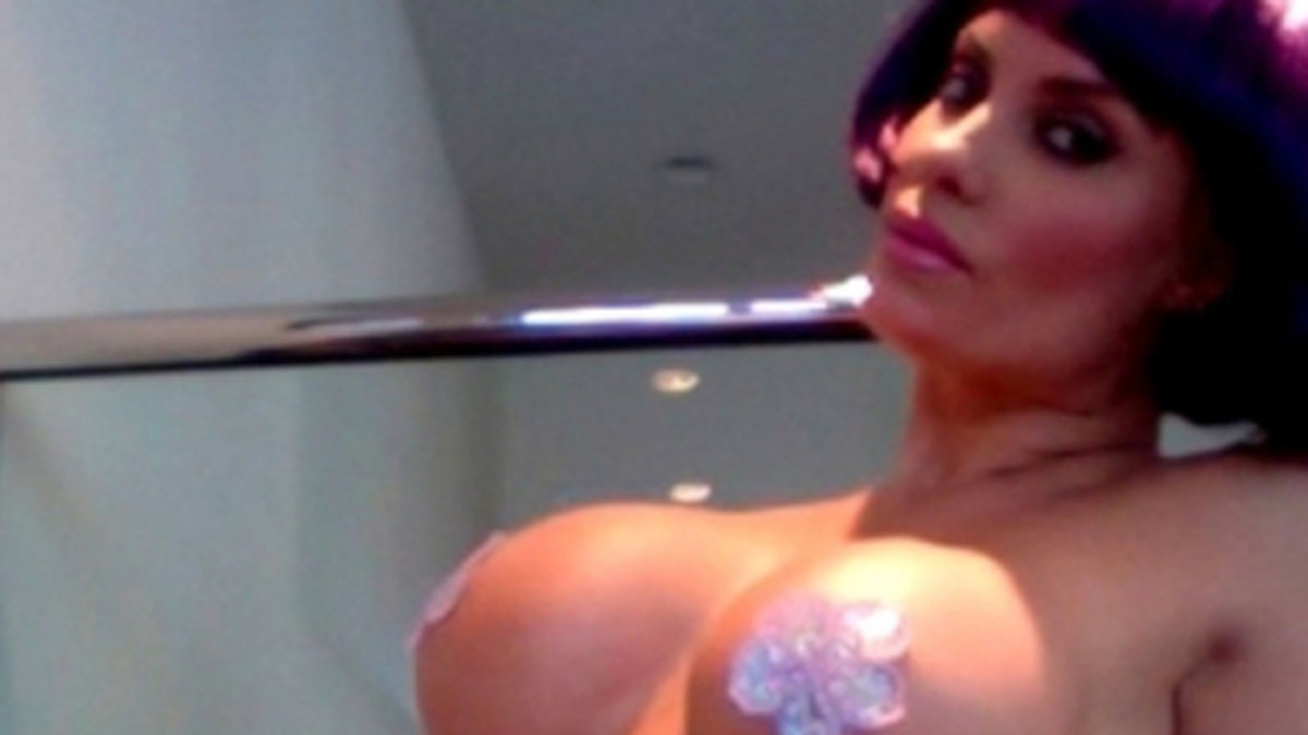 Ice-T:s fru Coco poserar med små tassles på bröstvårtorna. 