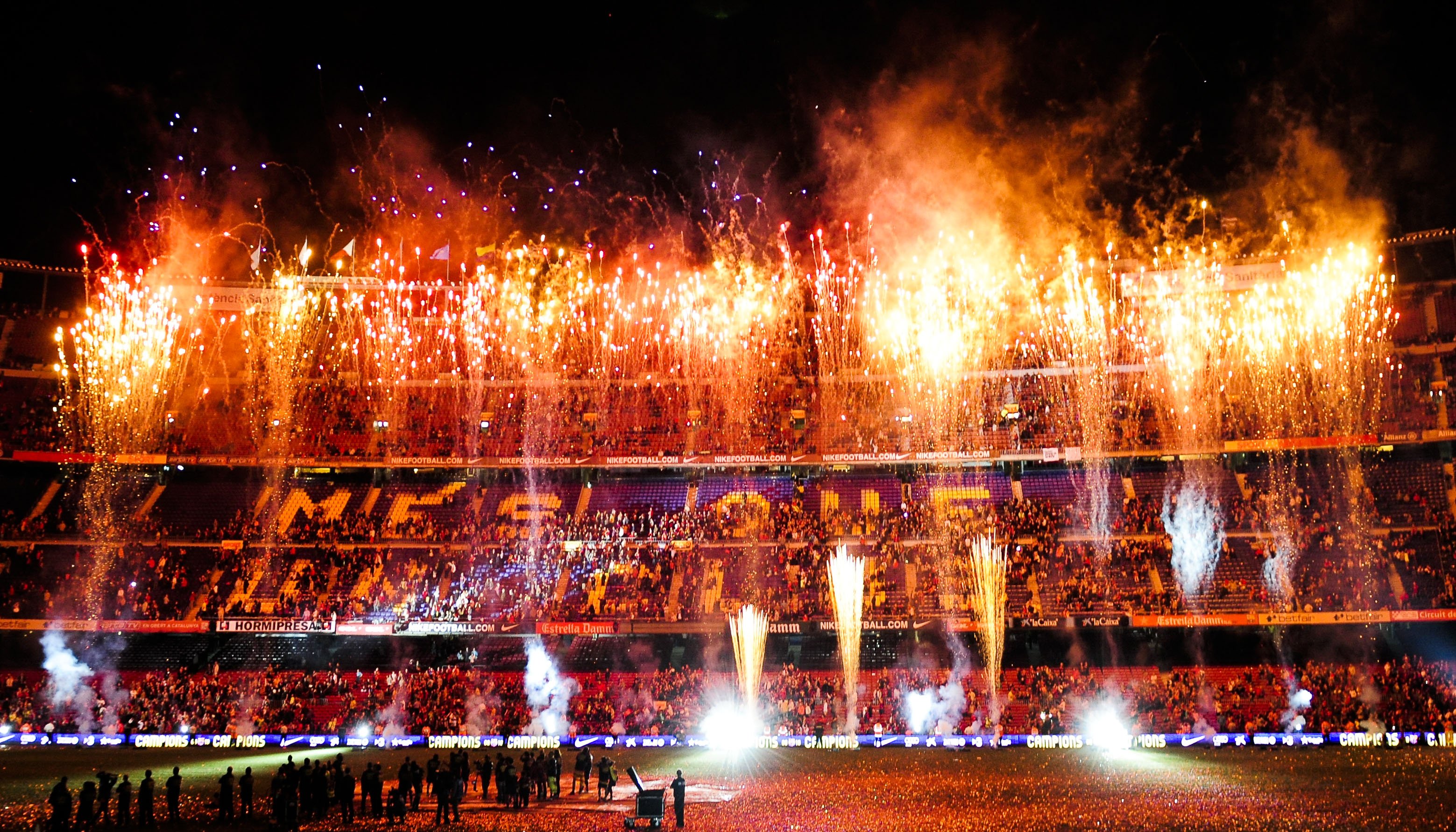 Zlatan Ibrahimovics Barcelona firade i natt ligasegern efter att ha kört över Valladolid hemma på Camp Nou. Efter sattes det galna firandet igång där fyrverkerier blandades med tal och champagnesprut. Fansen valde samtidigt att fira sönder delar av Barcel