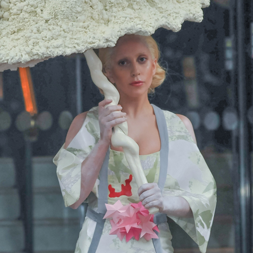 Och sedan bjöd Ladyn på en Geisha-outfit. Och sedan bjöd Ladyn på en Geisha-outfit.