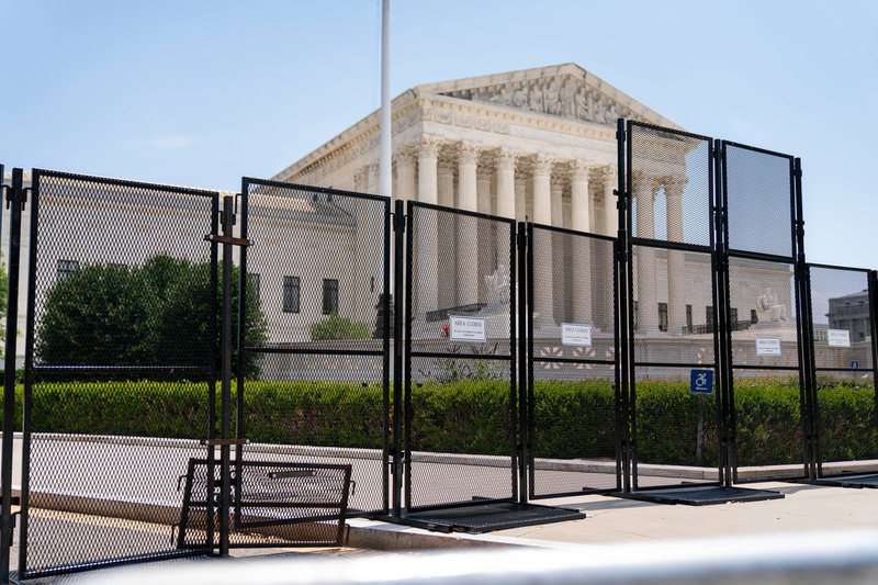 Polisstängsel utanför Högsta domstolen i Washington DC en vecka efter att HD rivit upp aborträtten i USA, vilket mötts av kraftiga protester.