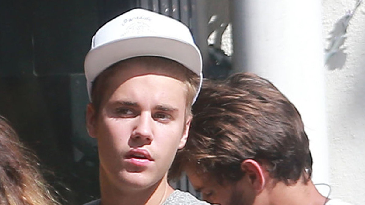 Justin Bieber får snällt sitta och vänta på sitt middagsbord på en sushirestaurang i Los Angeles. 