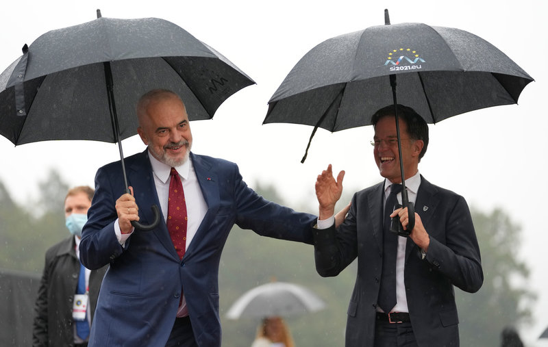 Premiärministrarna i Albanien och Nederländerna, Edi Rama och Mark Rutte, under varsitt paraply vid ett EU-toppmöte med länderna på västra Balkan i Slovenien i fjol. Arkivbild.