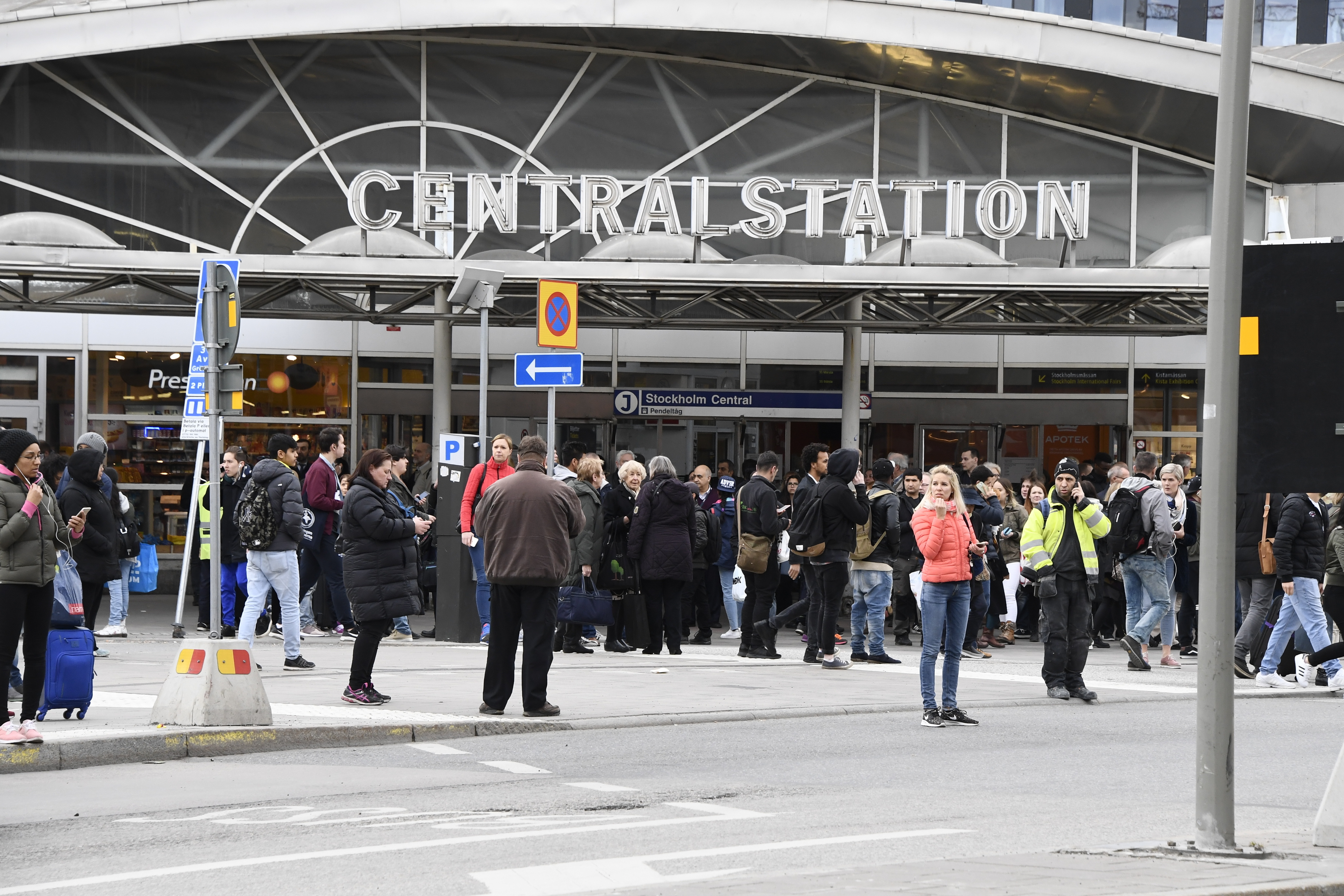 Folksamling vid T-centralen. Terror.