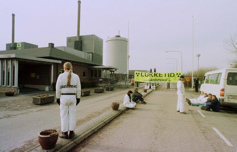 1999 protesterade danska Greenpeace vid Barsebäck i Sverige för att driva på för en stängning av reaktorerna där. Sedan 1985 har kärnkraft varit tabu i den danska energiplanen, men nu ska en snabbanalys göras om kärnkraft. Arkivbild.