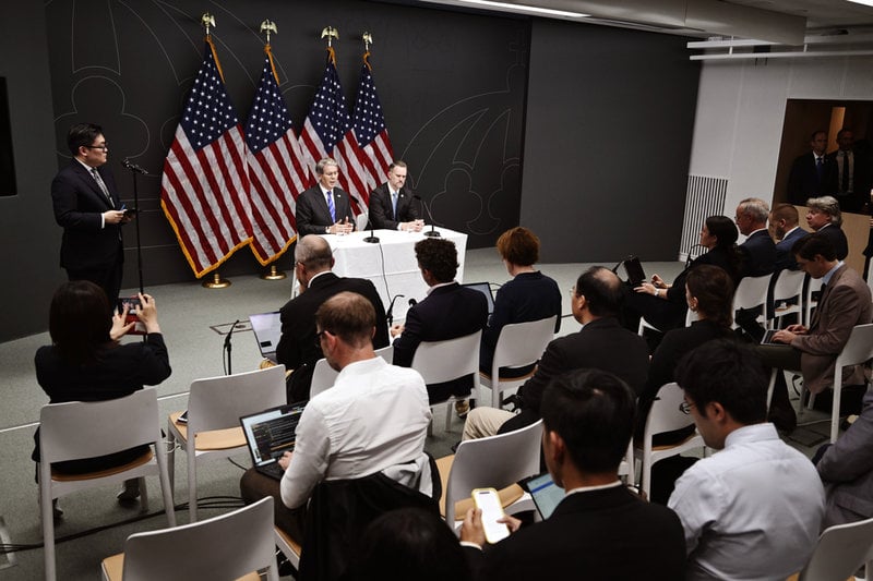 USA:s finansminister Scott Bessent och USA:s handelsrepresentant Jamieson Greer under en pressträff på Rosenbad efter att handelssamtalen mellan USA och Kina avslutats på tisdagen.