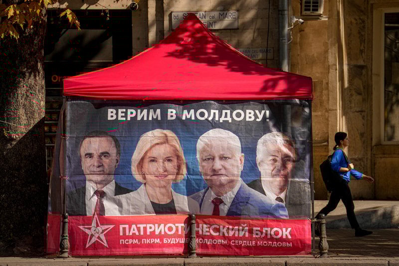 "Vi tror på Moldavien" lyder den ryska texten på valaffisch för vänsterblocket PEB, med Moskva-vänliga ex-presidenterna Igor Dodon och Vladimir Voronin som tunga ledare. 