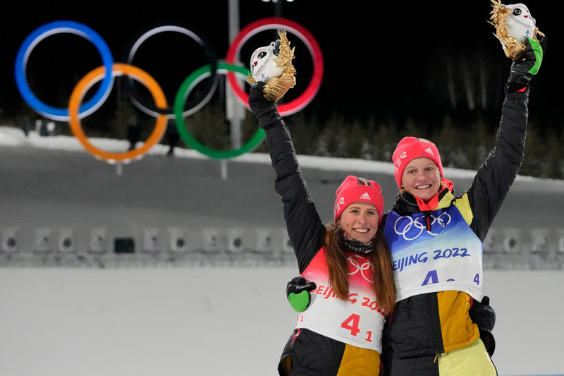 Katharina Hennig, till vänster, och Victoria Carl vann OS-guld i Peking i vintras. Arkivbild.