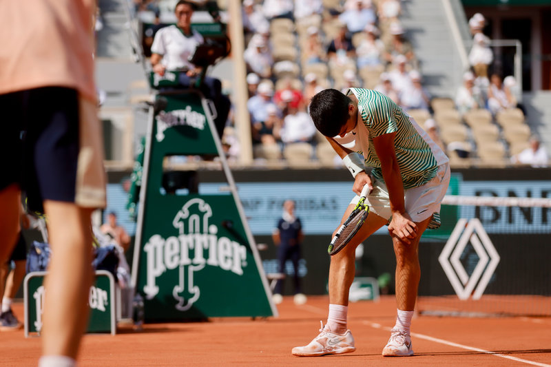 Världsettan Carlos Alcaraz grimaserar illa i semifinalen mot världstrean Novak Djokovic.