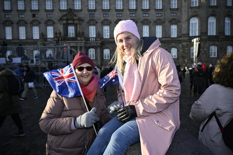 Judith Langtrey från Brisbane, i sällskap med Ebony Wilson som också åkt ända från Australien för att följa tronskiftet.