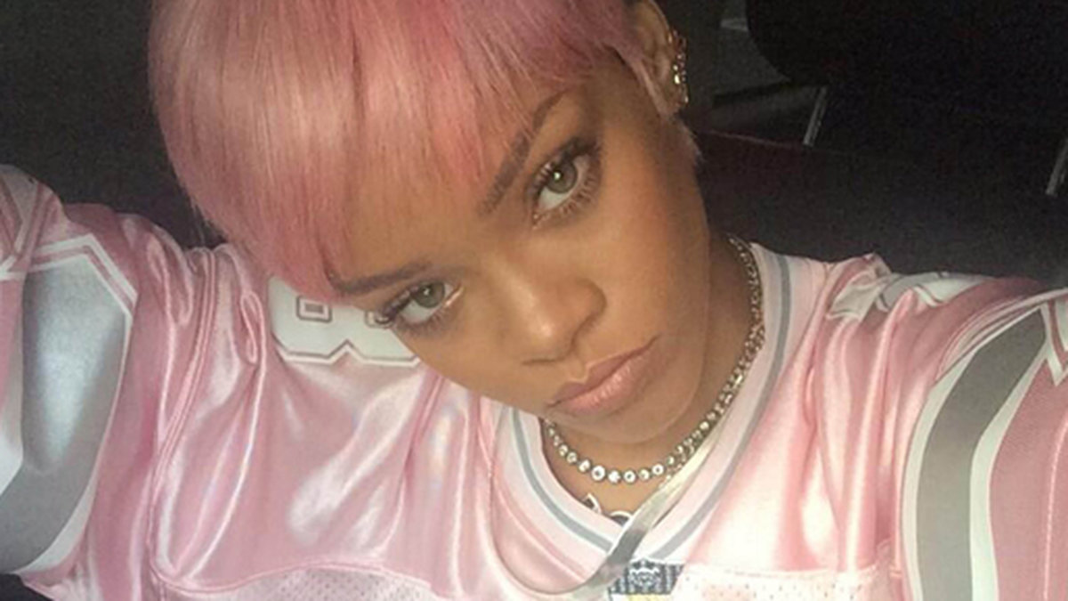 Rihanna matchar sitt rosa hår med en rosa tröja. 