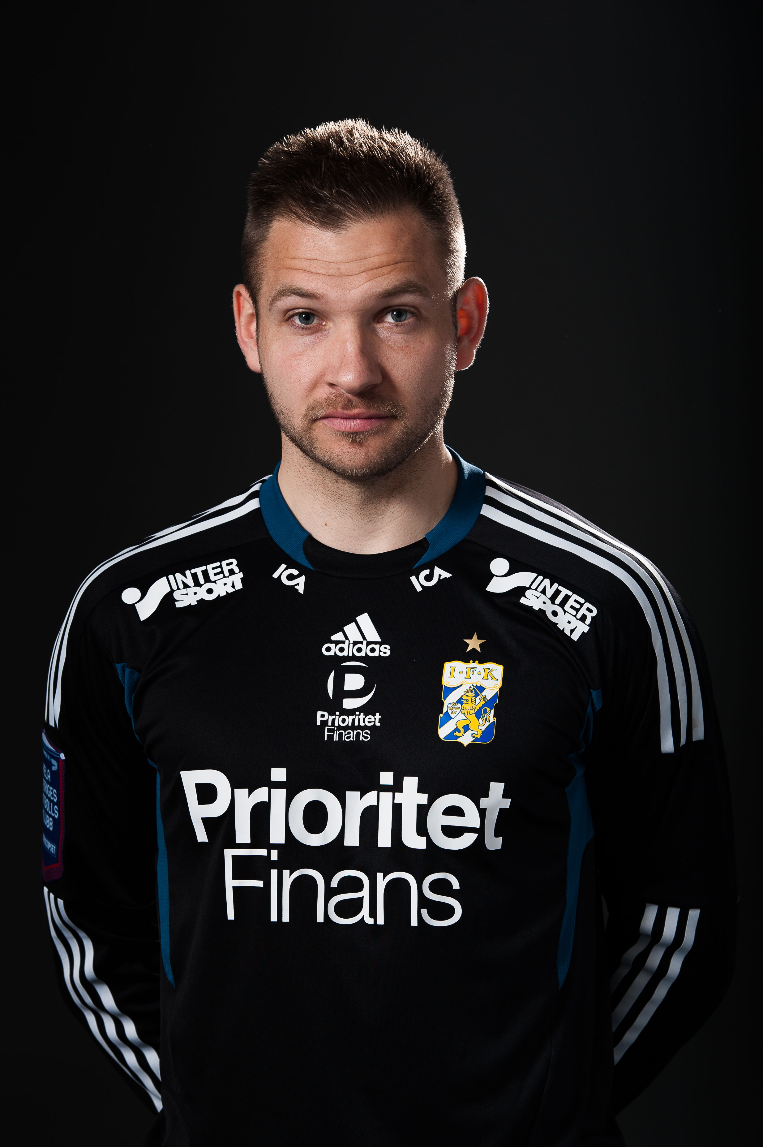 John Alvbåge tror att kvällens match mellan Sverige och Frankrike blir underhållande – men han förstår inte varför Wernbloom inte har spelat i EM.