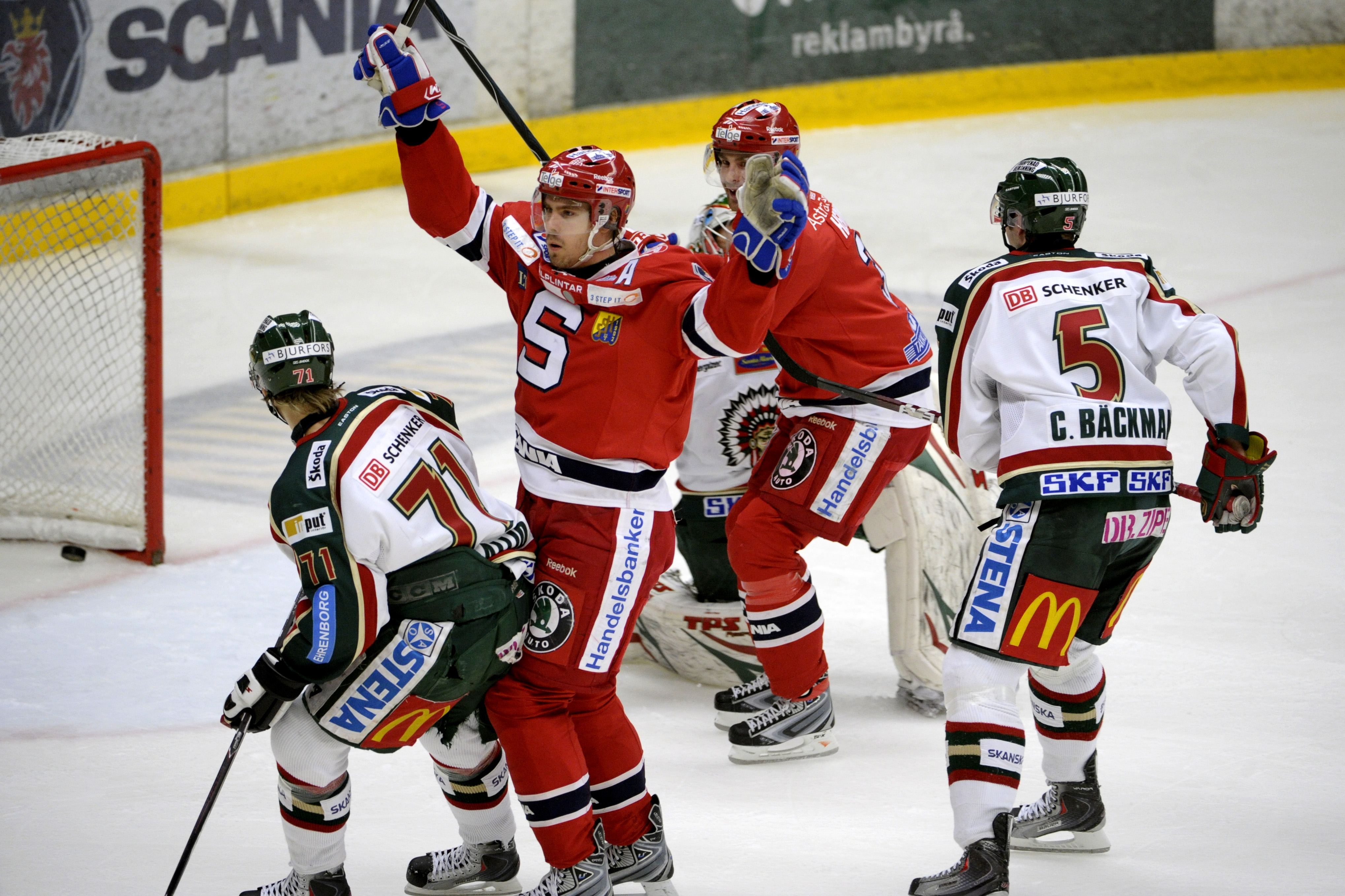 Linus Videll gör 1-0 till SSK i första perioden i tisdagskvällens elitseriematch i ishockey mellan Södertälje SK och Frölunda HC i AXA Sports Center i Södertälje. 