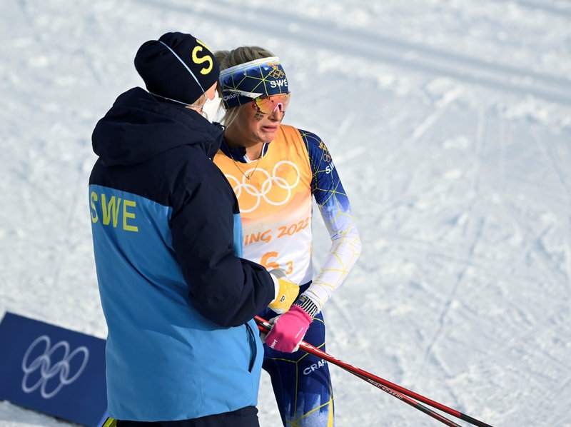 Frida Karlsson tappade mycket tid på sin stafettsträcka i Peking-OS 2022 och var förkrossad efteråt. Till slut tog Sverige brons. Arkivbild.