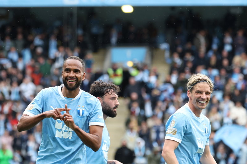Malmö FF:s Isaac Kiese Thelin (till vänster) jublar efter sitt 3–0-mål hemma mot Halmstad.