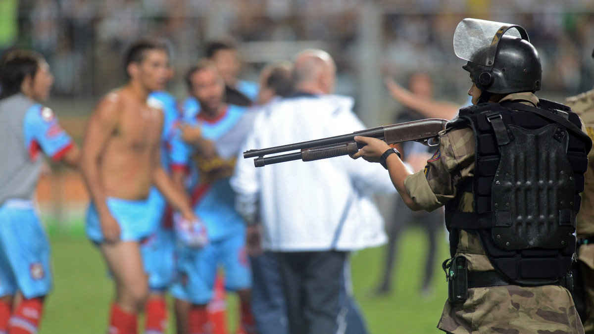Polisen grep in i matchen som spelades i den sydamerikanska cupen. 