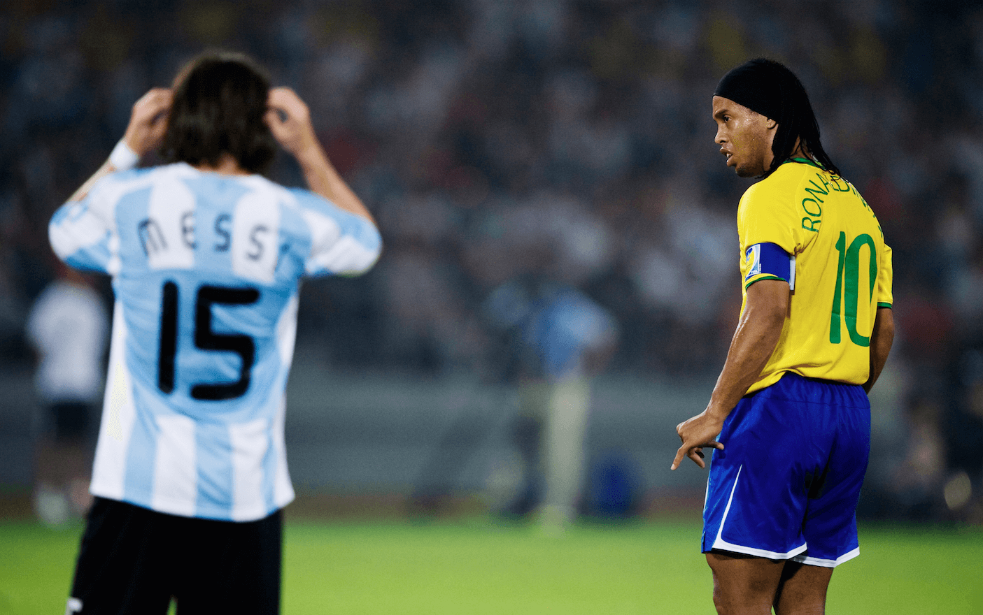 Här spelade han mot sin lagkamrat Ronaldinho. Här spelade han mot sin lagkamrat Ronaldinho.