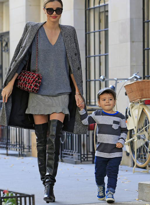 Miranda och sonen Flynn tar en promenad i New York.