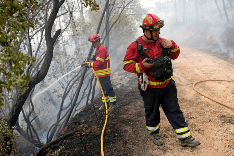 Tusentals brandmän fortsätter bekämpa bränderna i Portugal. Vädervarningen kan komma att förlängas, enligt premiärministern.