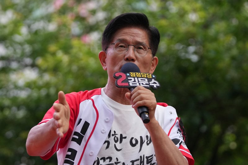 Presidentkandidaten Kim Moon-Soo erkänner sig besegrad i valet i Sydkorea.