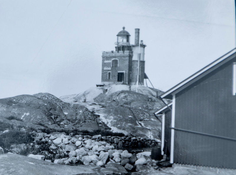 Tistlarnas fyr som den såg ut i mitten av 1900 talet, innan den blev vitputsad.