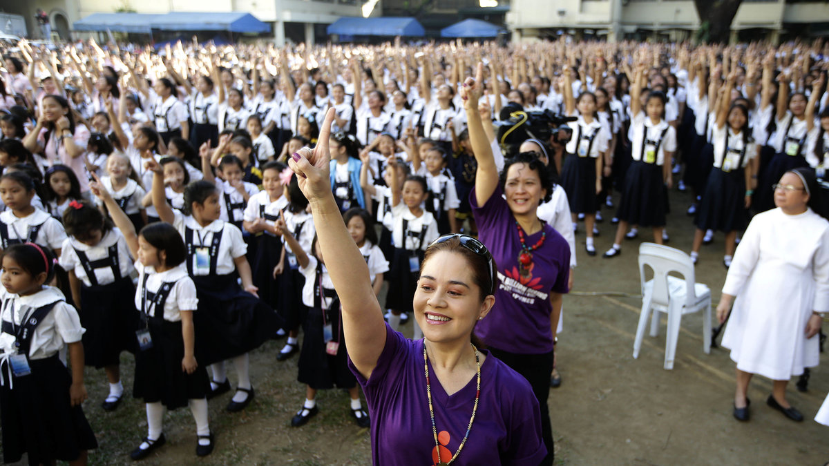 Filippinska kvinnor dansade i protest mot våld mot kvinnor. "One billion rising" är en kampanj som låg bakom flera protester på Alla hjärtans dag.