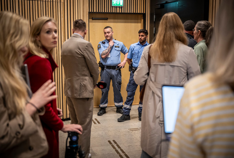 Ordningsvakter, journalister och åhörare på plats när rättegången inleds mot den så kallade Nytorgsmannen i Lunds tingsrätt. Han är åtalad för grov våldtäkt och ett stort antal sexuella ofredanden.