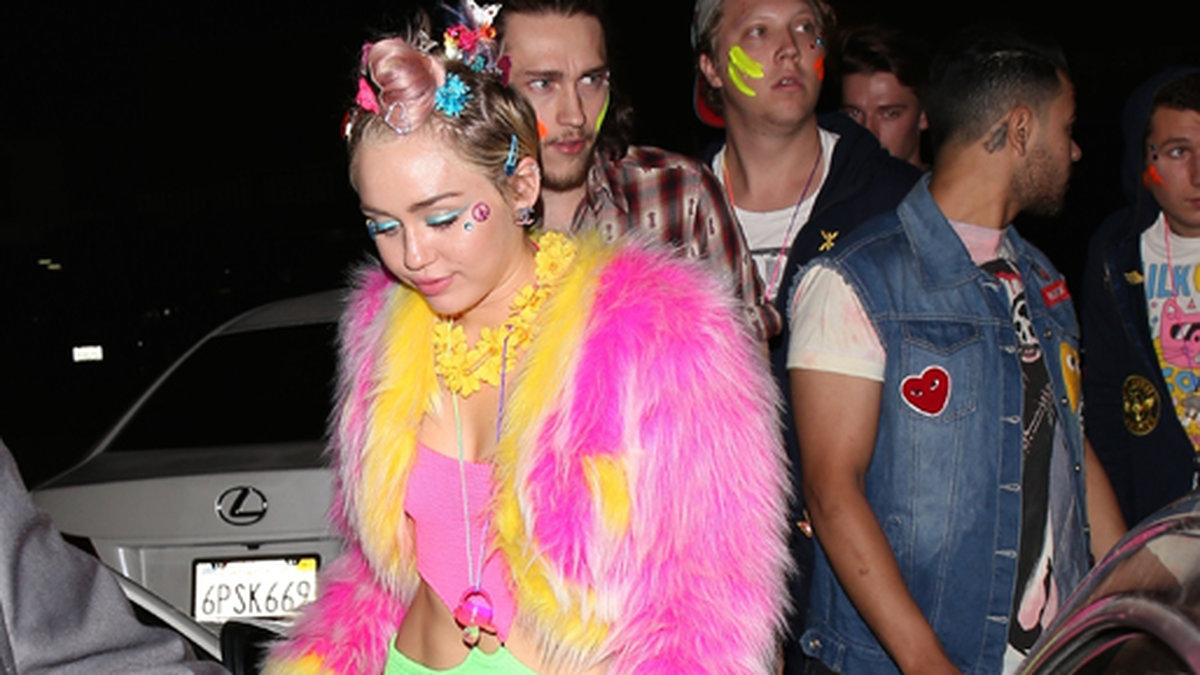 Miley gick inte att missa i sin färgstarka outfit. 