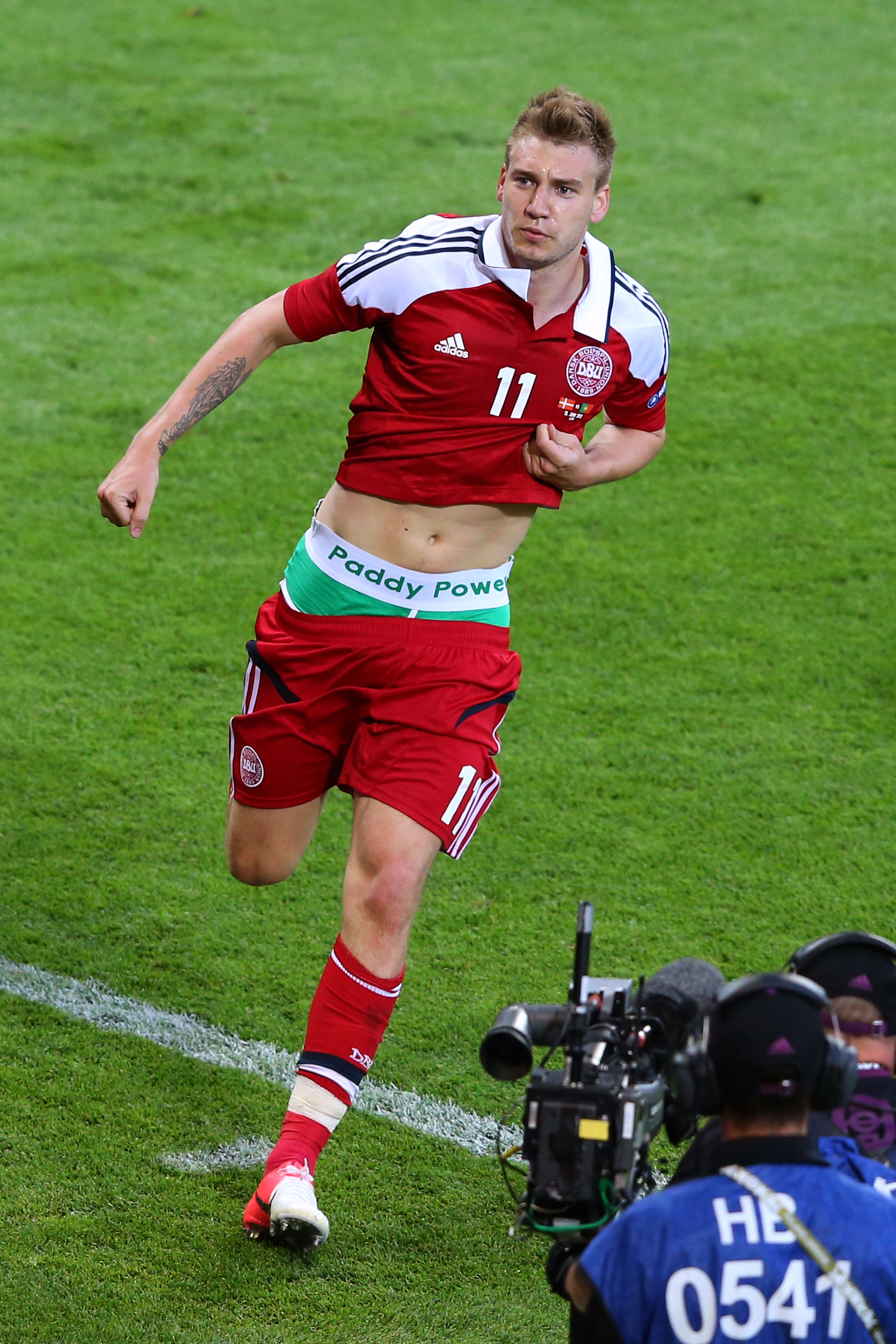 Nicklas Bendtner satte 2-2 för Danmark och firade med att dra ner byxorna lite.