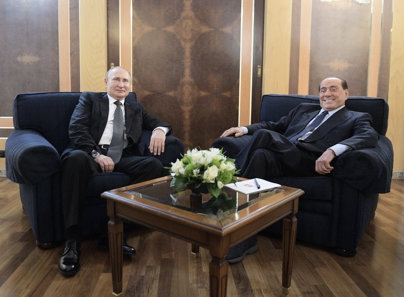 Bild från mötet mellan Berlusconi och Putin i juli 2019 på Roms flygplats Fiumicino.