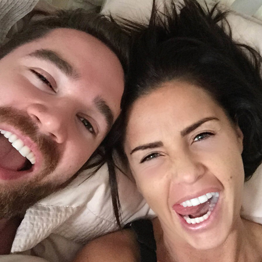 Katie Price skrattar i sängen. Katie Price skrattar i sängen.