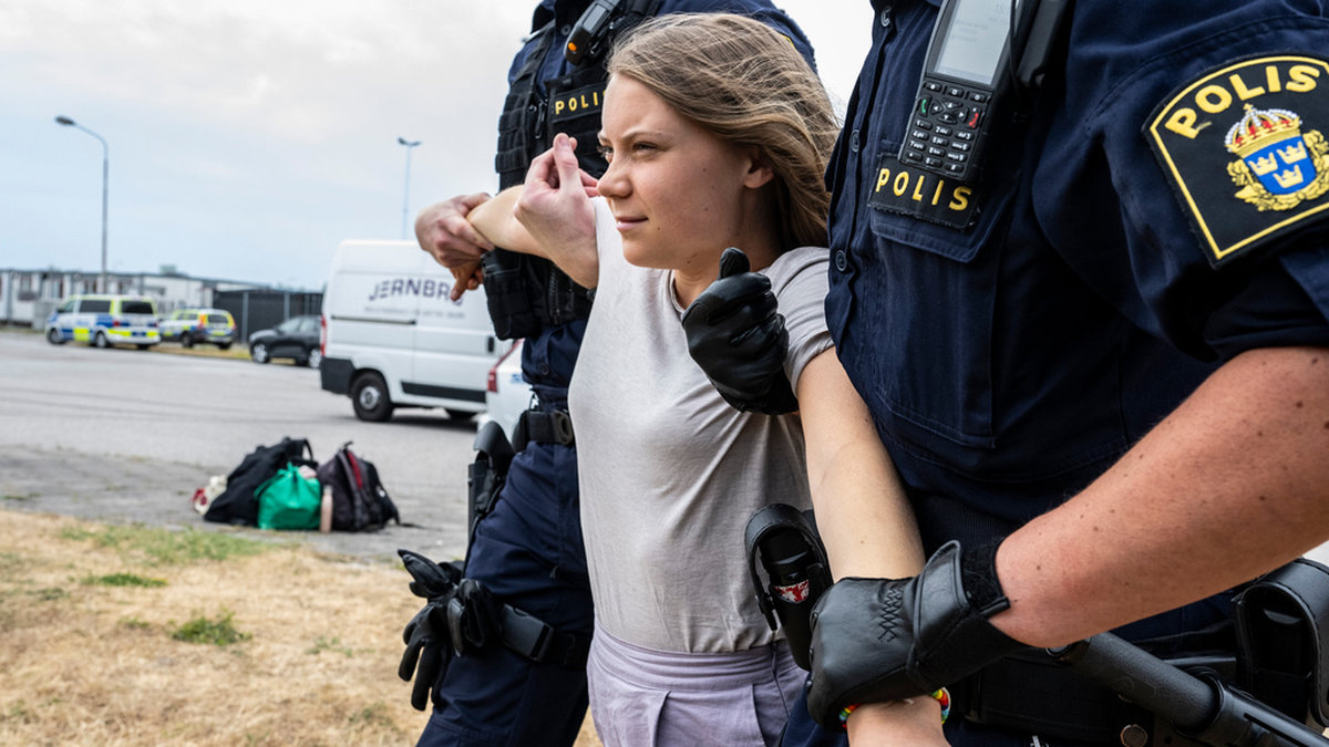 Polisen för iväg Greta Thunberg då man flyttar på klimataktivisterna från organisationen Ta Tillbaka Framtiden som blockerade infarten till Oljehamnen i Malmö. Arkivbild.