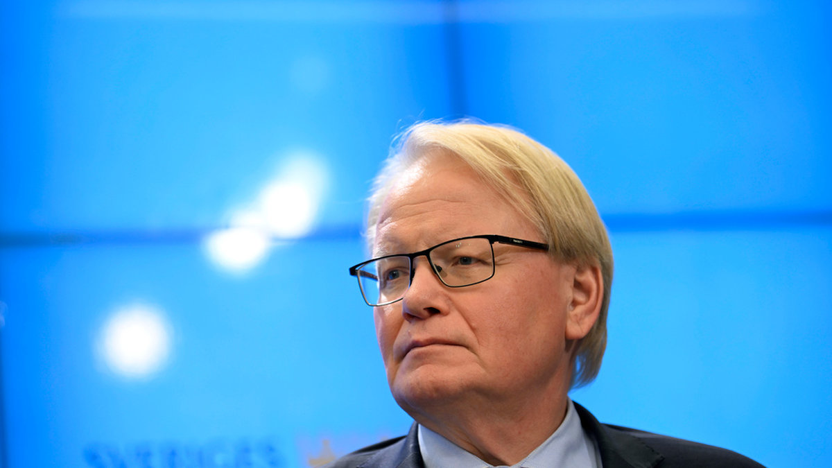 Den förre försvarsministern Peter Hultqvist (S) kräver reglering av politiska konsulter. Arkivbild.