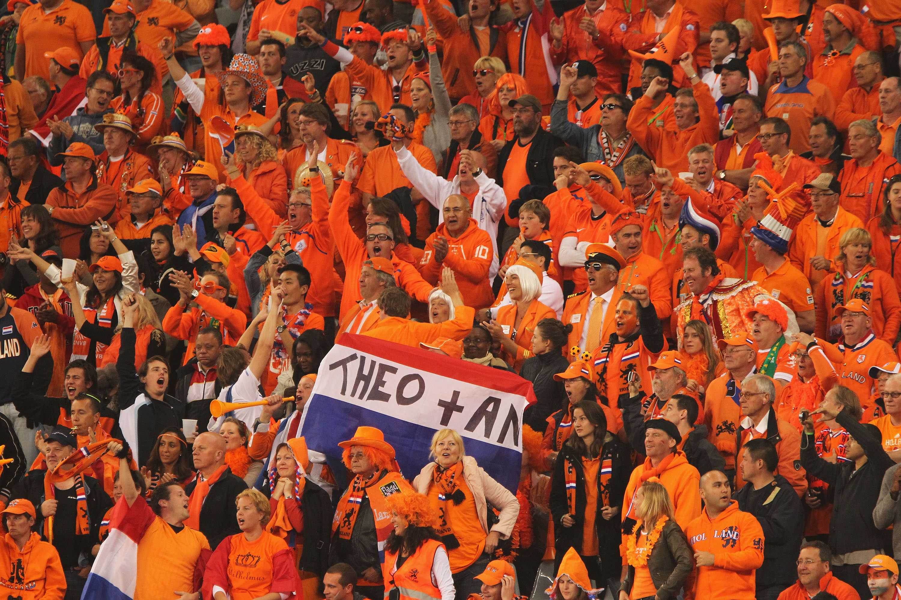 Holländarna är kända för sitt orangea hav som brukar ta över i alla städer de kommer till under mästerskap.