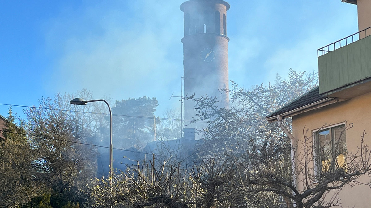 Villa totalförstörd i brand – rökmoln över Stockholm