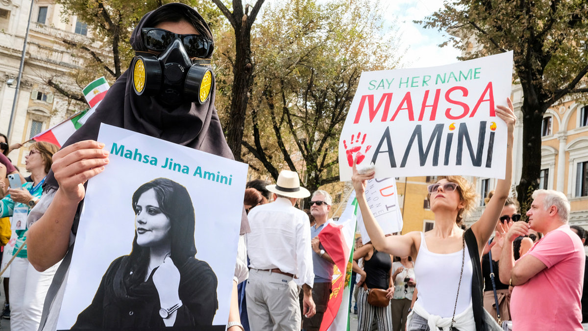 Iranskan Mahsa Zhina Amini har lett till omfattande protester på många håll i världen mot de styrande i Iran det senast året. Bilden togs i Rom i september i år.