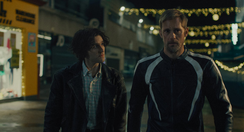 Colin (Harry Melling) blir ihop med den dominante Roy (Alexander Skarsgård) i "Pillion".