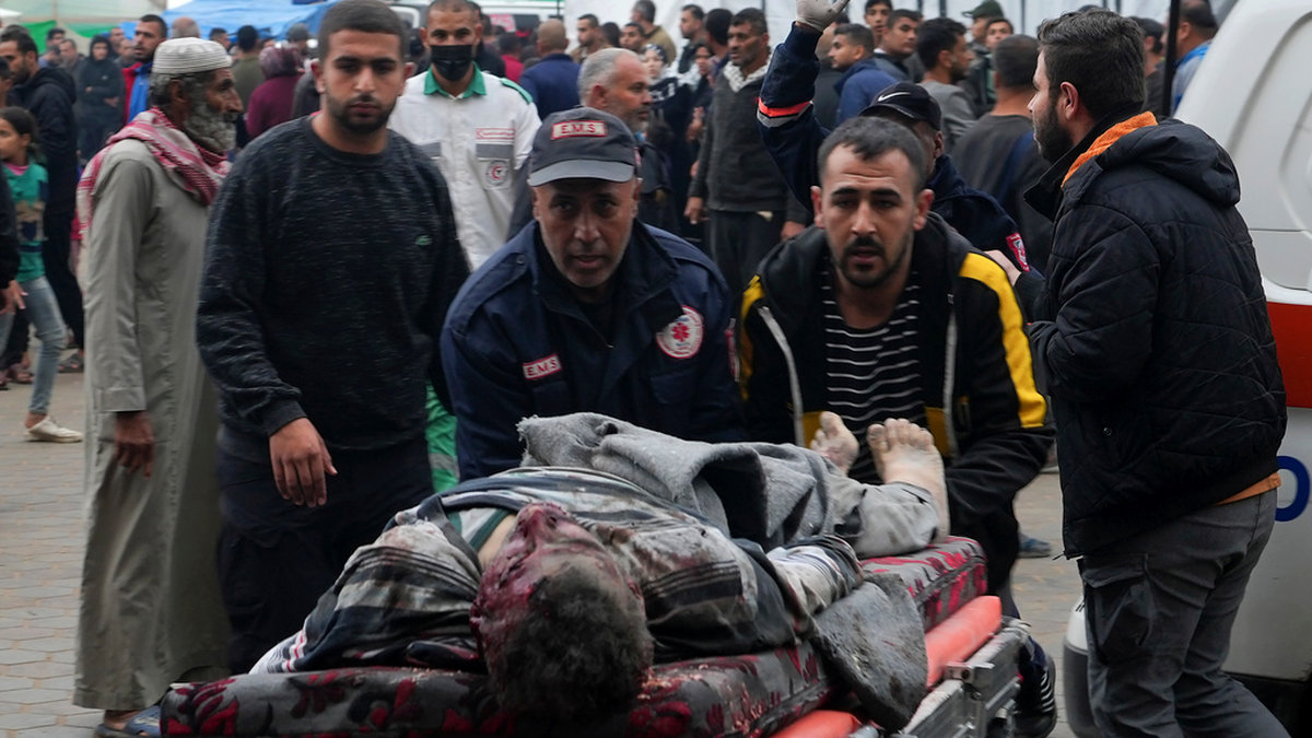 Palestinier som skadats av Israels bombardemang rullas in på ett sjukhus i Deir al Balah i Gaza.