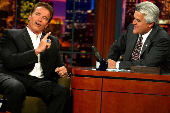 2003 lyckades republikaner i Kalifornien få igenom en folkomröstning tillika misstroendeföklaring mot den sittande guvenören, Gray Davis. Då satte sig Schwarzenegger, som sedan ett par år talat om att ge sig in i politiken, i soffan hos Jay Leno på bästa 2003 lyckades republikaner i Kalifornien få igenom en folkomröstning tillika misstroendeföklaring mot den sittande guvenören, Gray Davis. Då satte sig Schwarzenegger, som sedan ett par år talat om att ge sig in i politiken, i soffan hos Jay Leno på bästa
