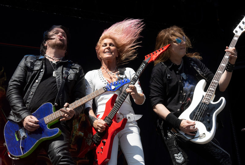 'Att gå ut och se 30 000 människor glömma alla sina problem, det är bara en så fantastisk känsla', säger Lita Ford.