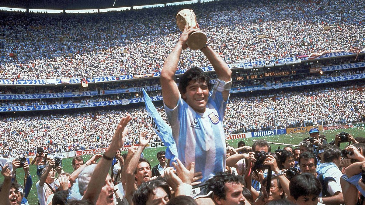 Innermittfältare: Diego Maradona, Argentina. Var aktiv mellan 1976 och 1997. Vann VM-guld åt Argentina och var en kultfigur i Napoli. 
