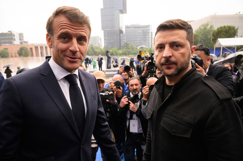 Frankrikes president Emmanuel Macron och Ukrainas Volodymyr Zelenskyj på EPC-toppmötet i Tirana.