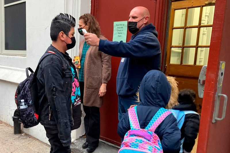John Marro, vid The American Sign Language and English Lower School i New York, tar tempen på elever på väg in i skolan tidigare i januari.