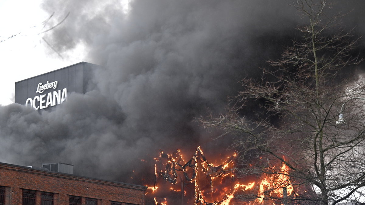 Den kraftiga branden förstörde stora delar av Lisebergs nya vattenvärld. Bild från måndagen.