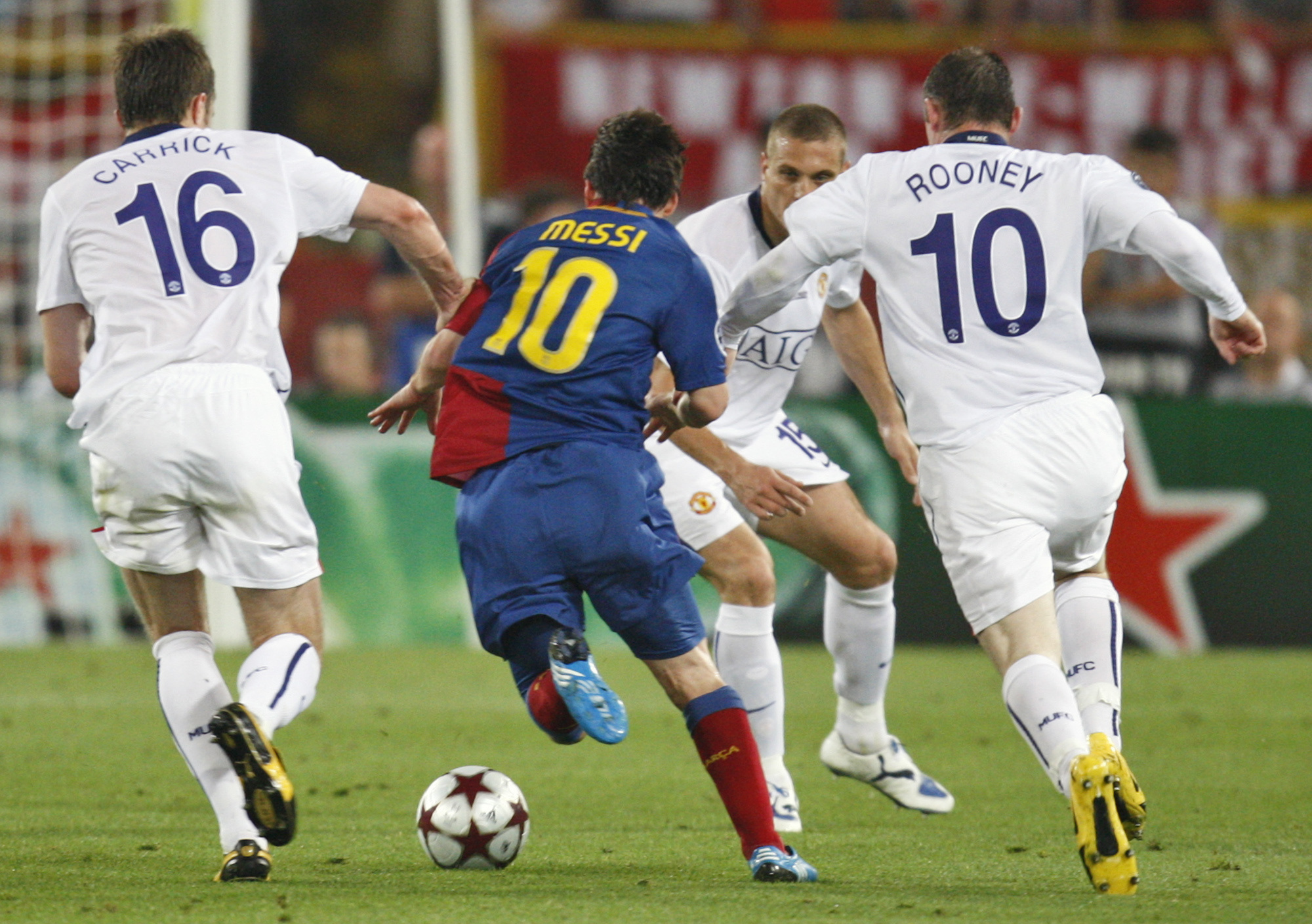 Lionel Messi glider förbi stjärnorna i Manchester United. Frågan är om det kommer att bli lika lätt i kväll?
