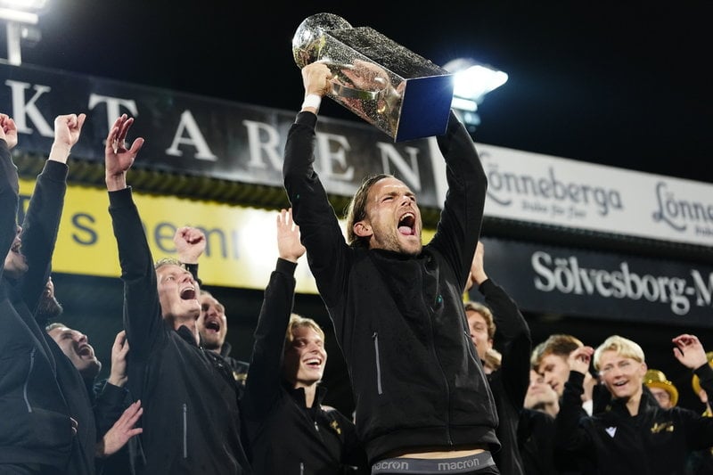 Mjällbys Tom Pettersson med Lennart Johanssons pokal efter SM-guldet 2025.