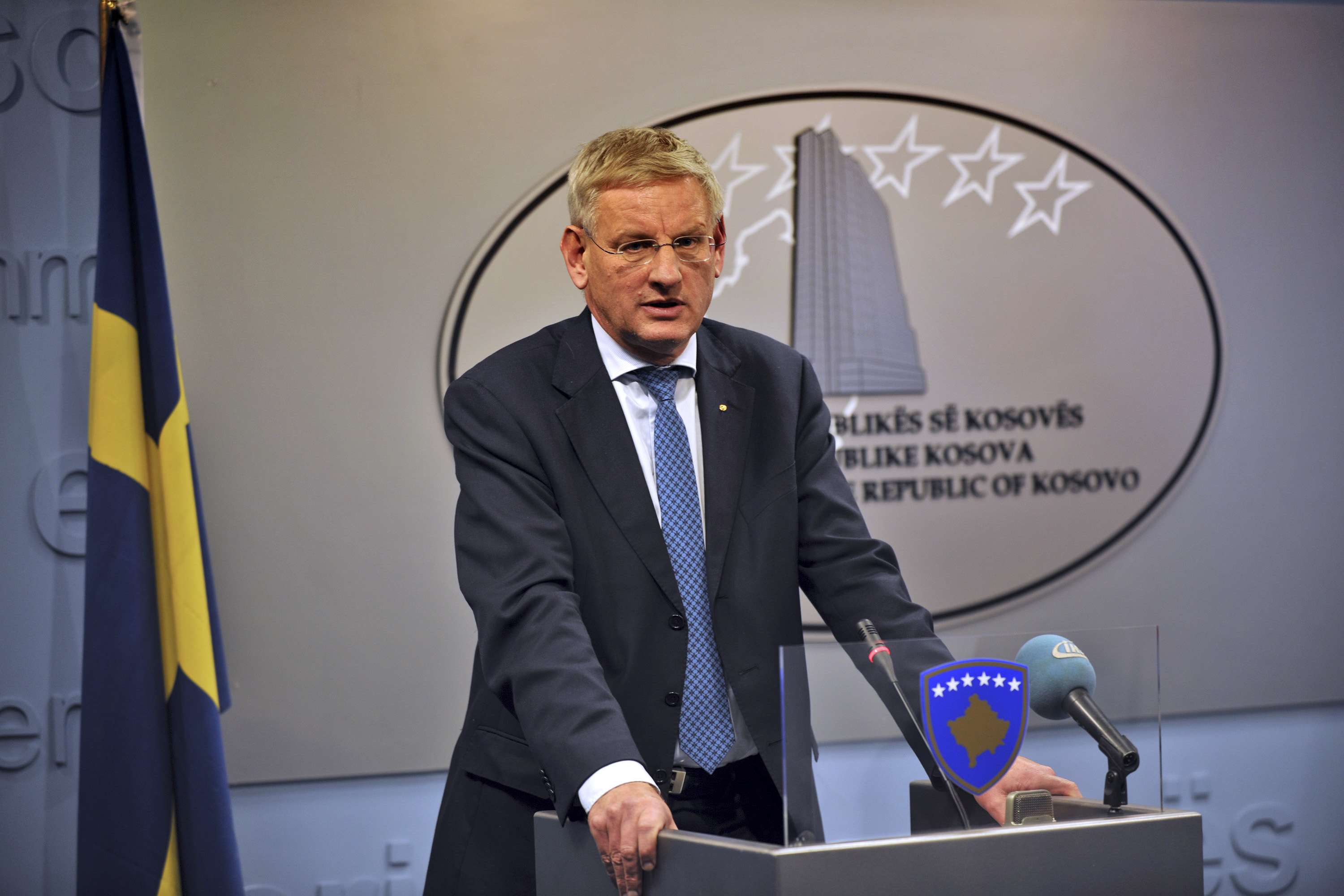 Utrikesminister Carl Bildt ska försöka sig på "fotbollsdiplomati" enligt Reuters.