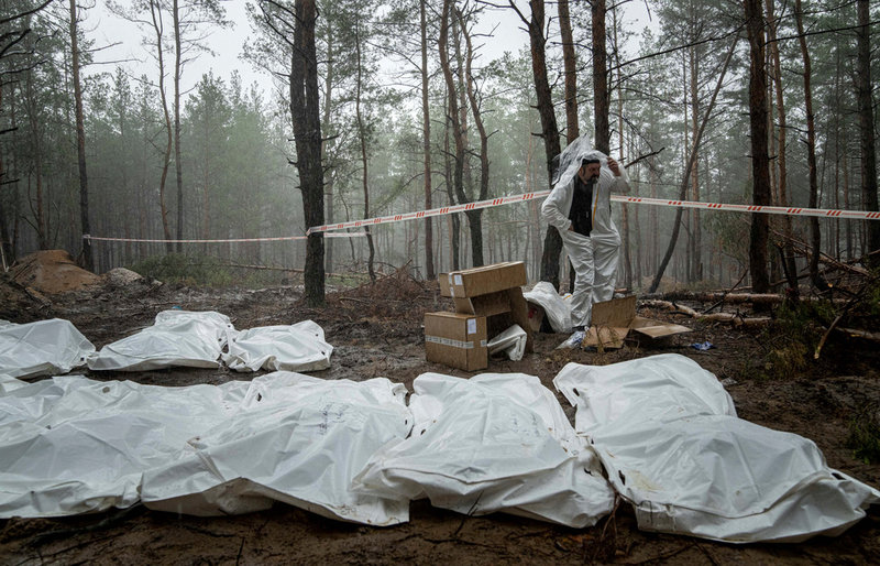 I säckarna ligger kvarlevorna av personer som har grävts fram i massgravar utanför Izium. Där sägs det ha grävts ned hundratals döda under den ryska ockupationen.