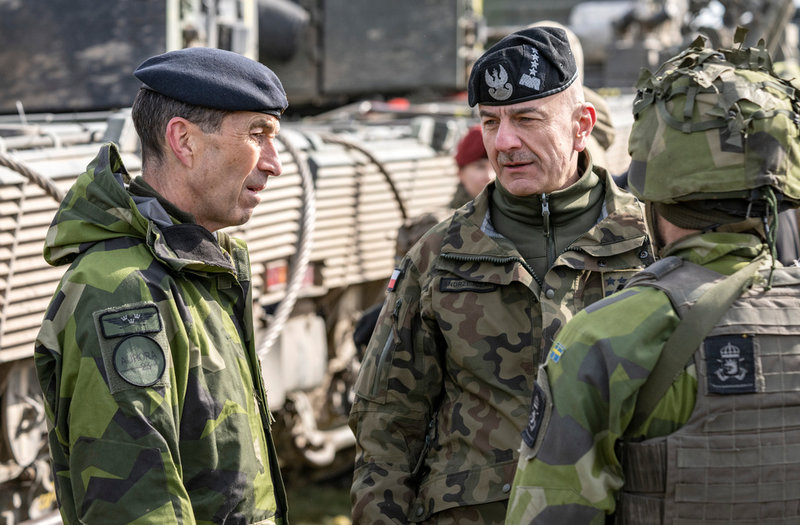 Sveriges överbefälhavare Micael Bydén och Polens överbefälhavare Rajmund Andrzejczak pratar med värnpliktiga under militärövningen Aurora 23.